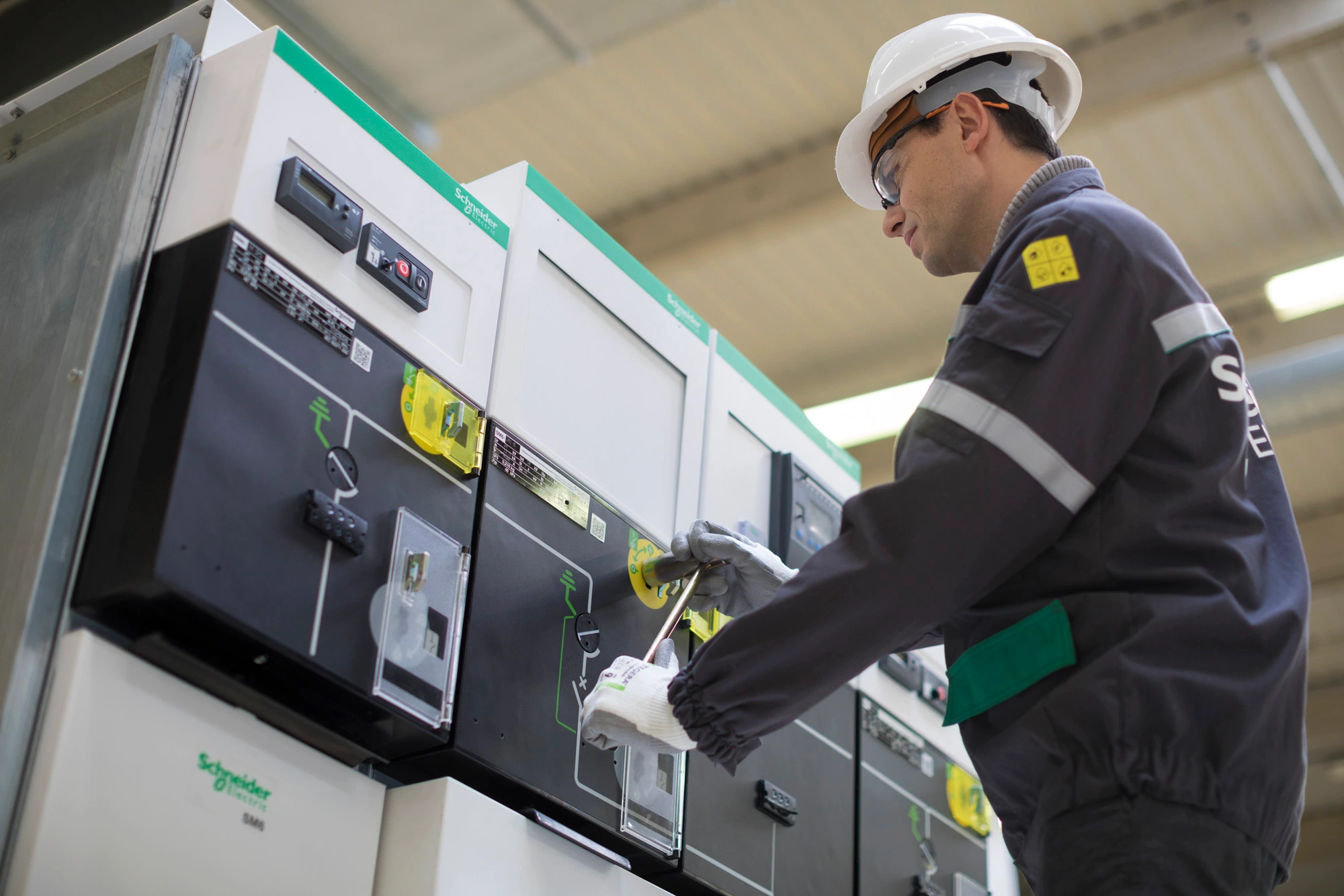 Kami memiliki solusi menyeluruh kebutuhan perangkat elektrikal dan mekanikal dengan integritas, komitmen serta pelayanan yang terbaik.