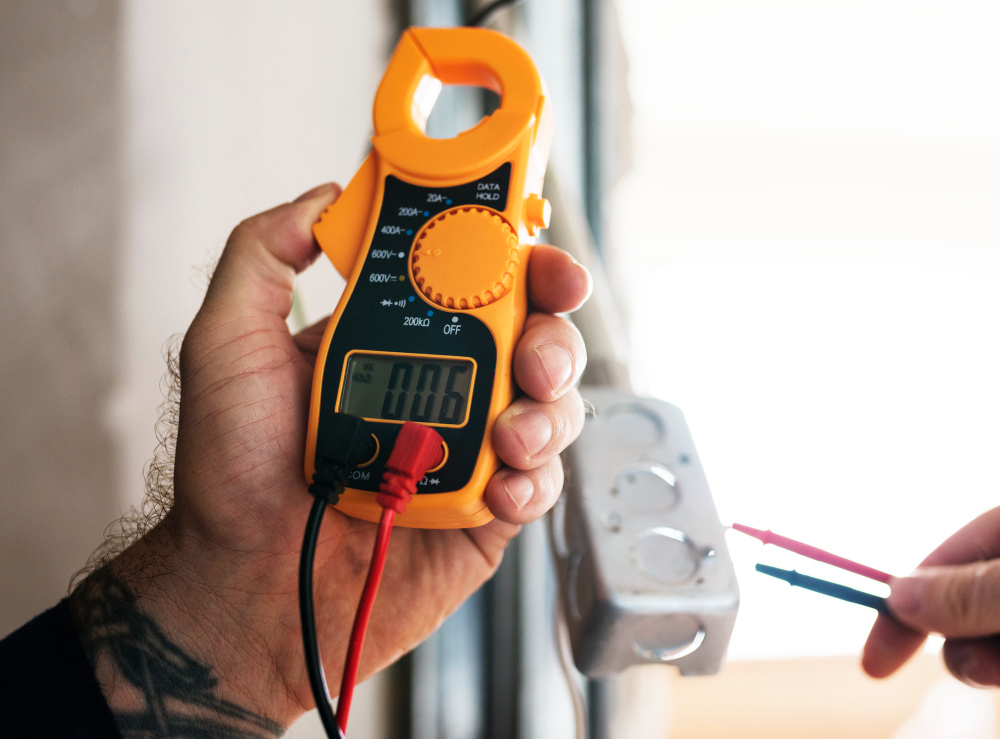 Cara Menggunakan Tang Ampere atau Clamp Meter untuk Mengukur Arus Listrik